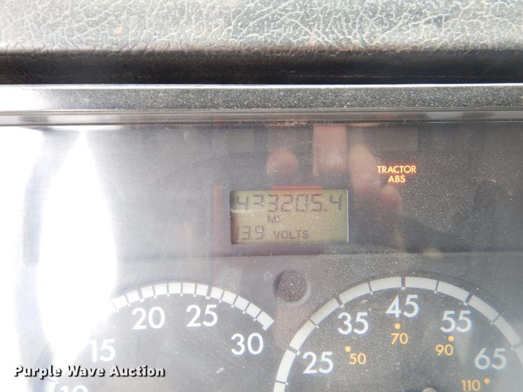 image for item ER9306 2001 Freightliner FL70 truck cab and chassis