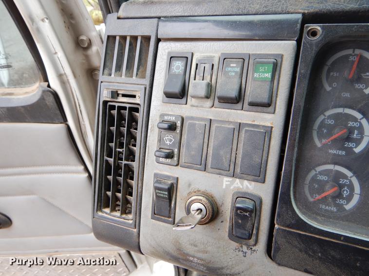 image for item ER9306 2001 Freightliner FL70 truck cab and chassis