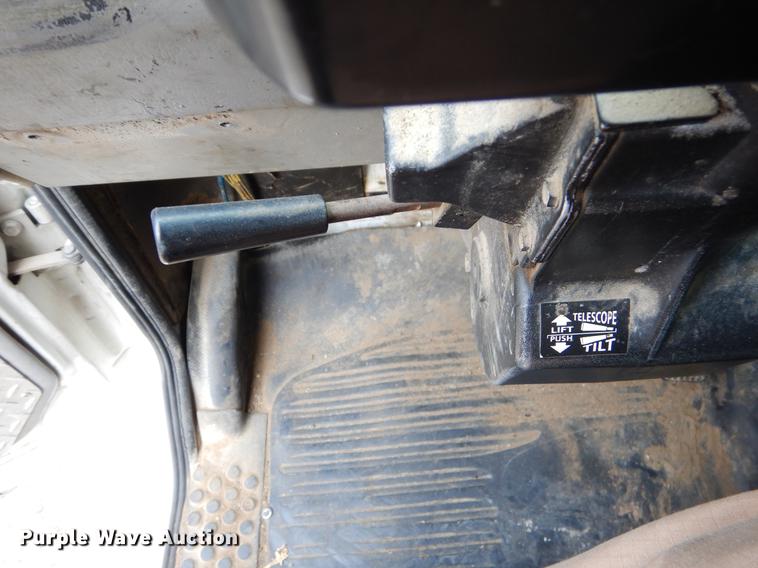 image for item ER9306 2001 Freightliner FL70 truck cab and chassis