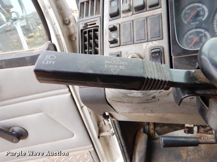 image for item ER9306 2001 Freightliner FL70 truck cab and chassis