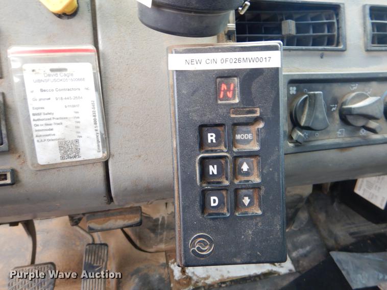 image for item ER9306 2001 Freightliner FL70 truck cab and chassis