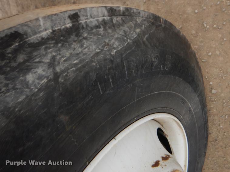 image for item ER9306 2001 Freightliner FL70 truck cab and chassis