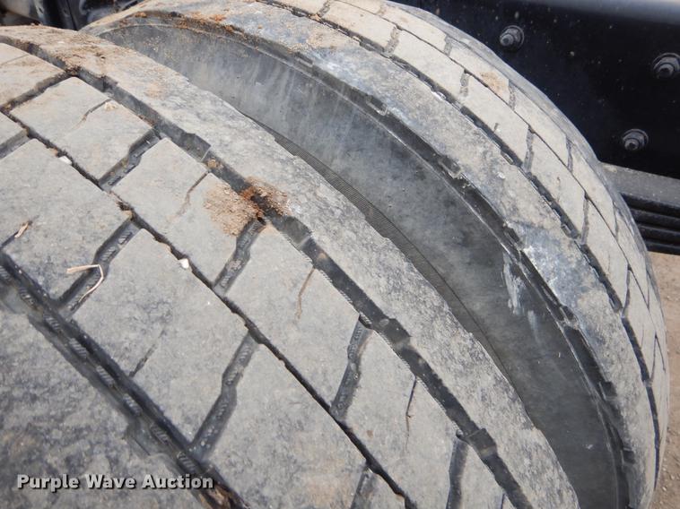 image for item ER9306 2001 Freightliner FL70 truck cab and chassis