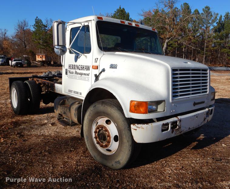 image for item EW9675 1995 International 4900 truck chassis