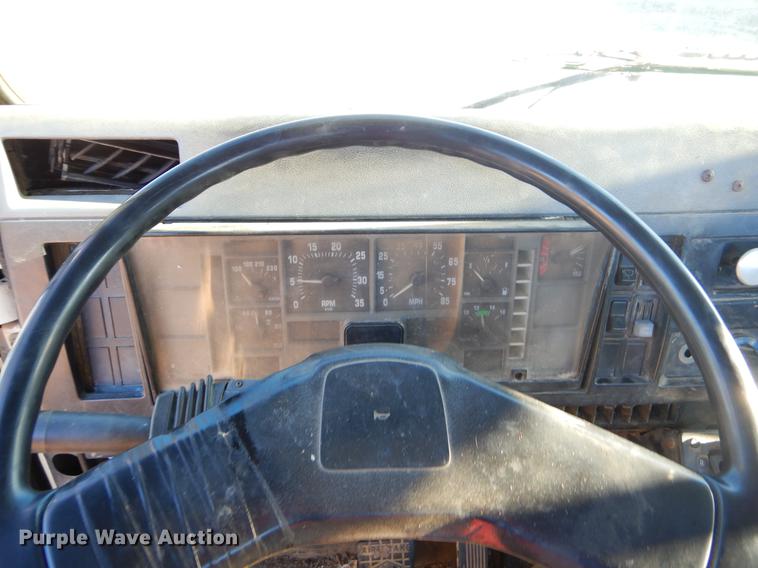 image for item EW9675 1995 International 4900 truck chassis