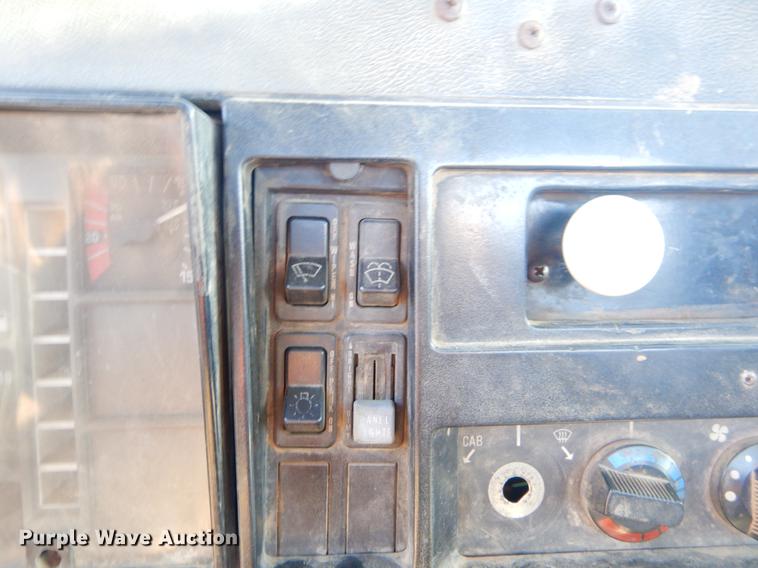 image for item EW9675 1995 International 4900 truck chassis