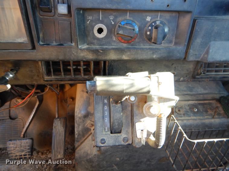 image for item EW9675 1995 International 4900 truck chassis