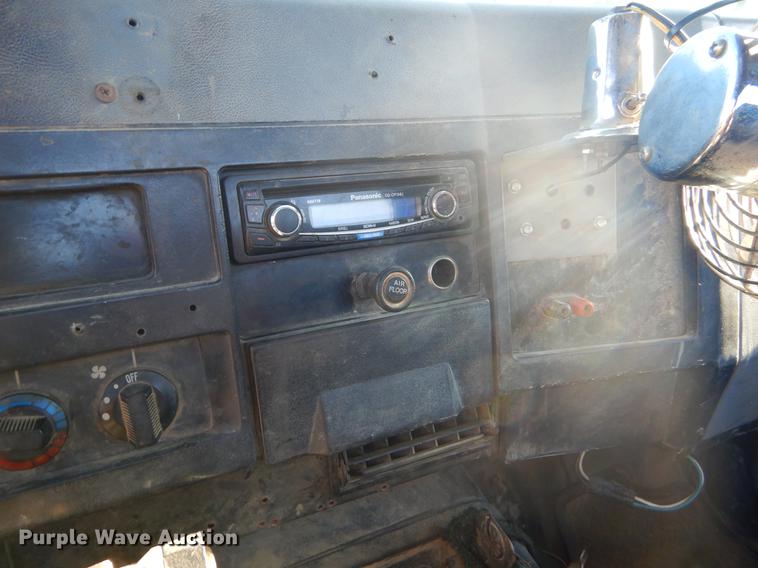 image for item EW9675 1995 International 4900 truck chassis