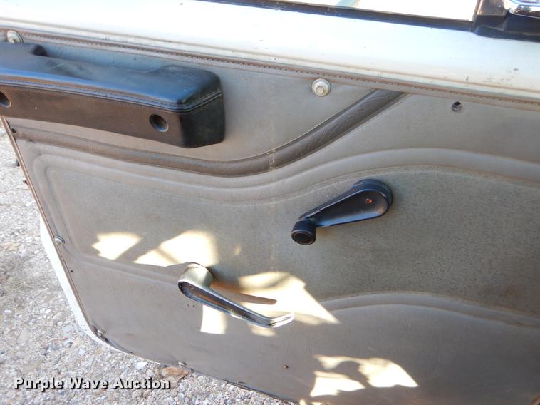 image for item EW9675 1995 International 4900 truck chassis