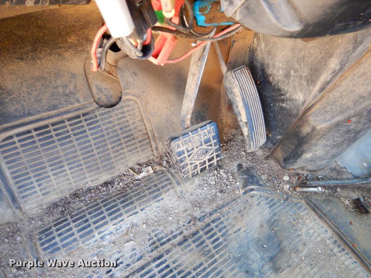 image for item EW9675 1995 International 4900 truck chassis