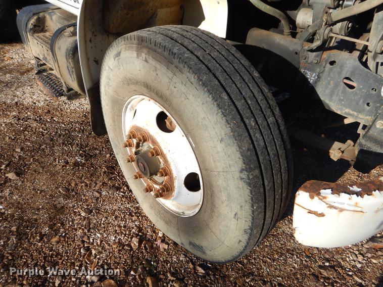 image for item EW9675 1995 International 4900 truck chassis