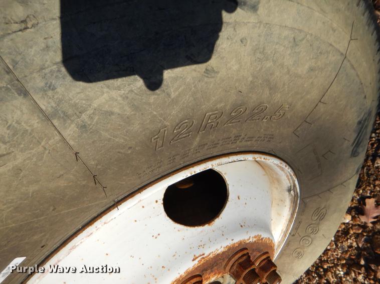 image for item EW9675 1995 International 4900 truck chassis