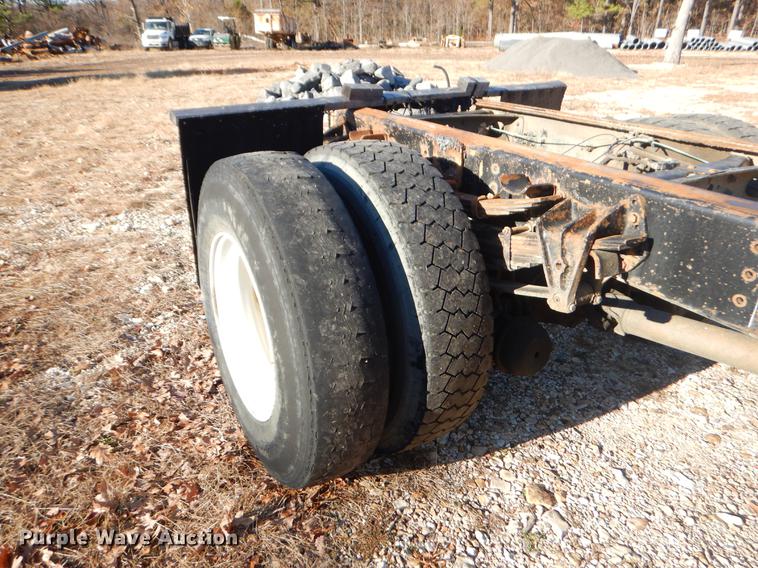 image for item EW9675 1995 International 4900 truck chassis