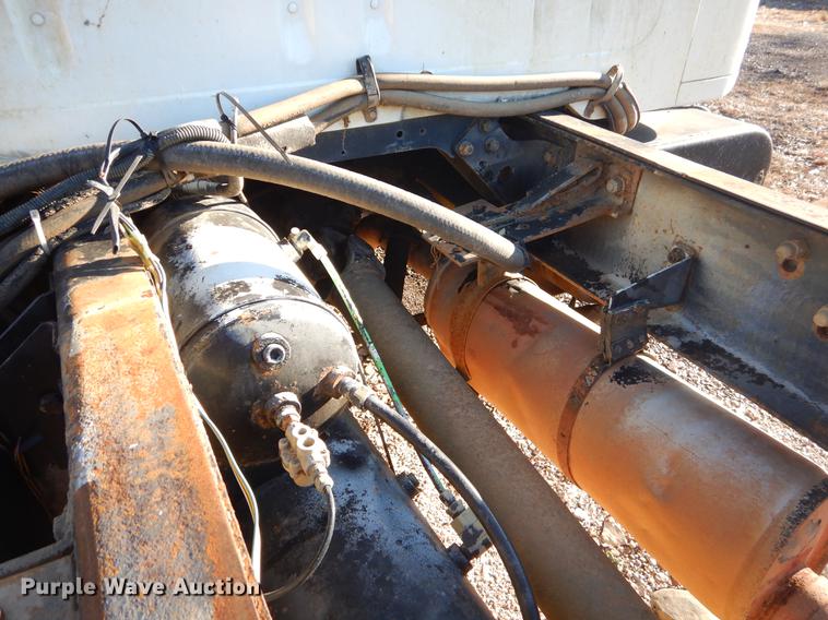 image for item EW9675 1995 International 4900 truck chassis