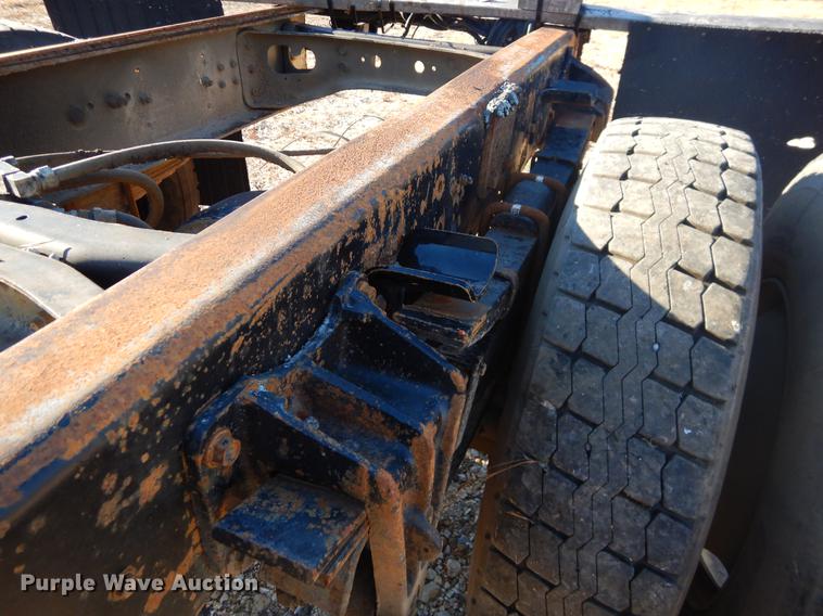 image for item EW9675 1995 International 4900 truck chassis