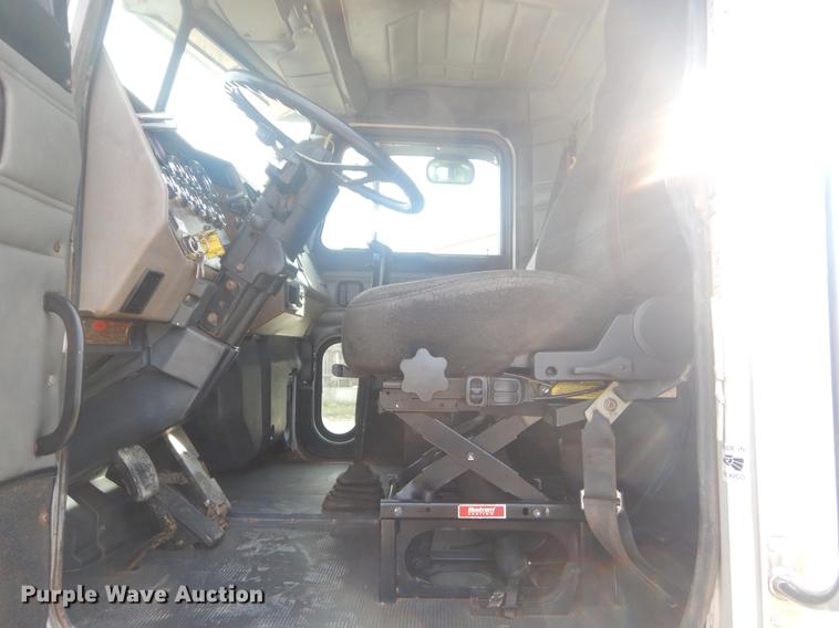 image for item EW9731 1999 Peterbilt 330 roll-off container truck