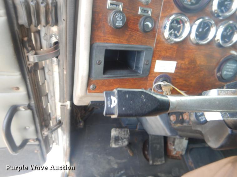 image for item EW9731 1999 Peterbilt 330 roll-off container truck