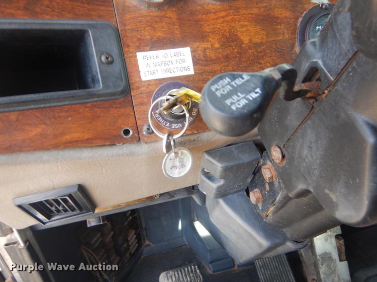 image for item EW9731 1999 Peterbilt 330 roll-off container truck