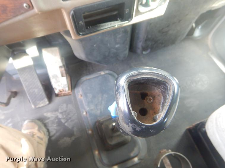 image for item EW9731 1999 Peterbilt 330 roll-off container truck