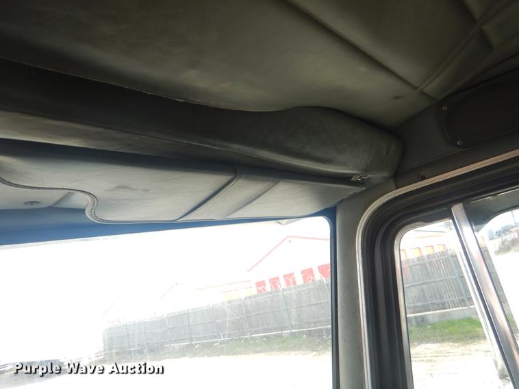 image for item EW9731 1999 Peterbilt 330 roll-off container truck