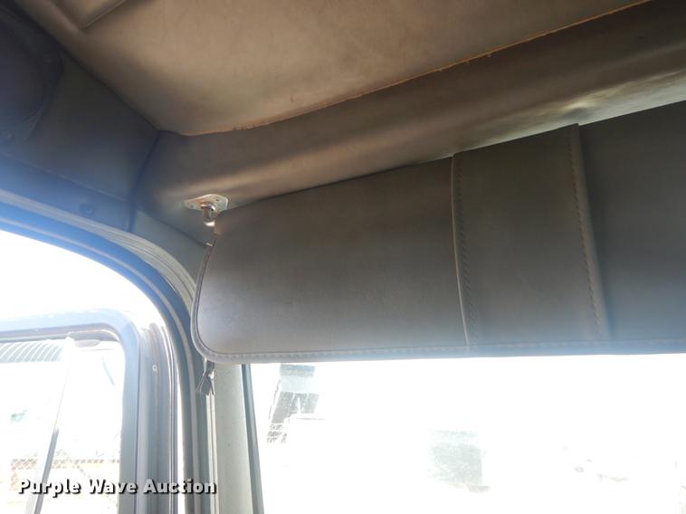 image for item EW9731 1999 Peterbilt 330 roll-off container truck