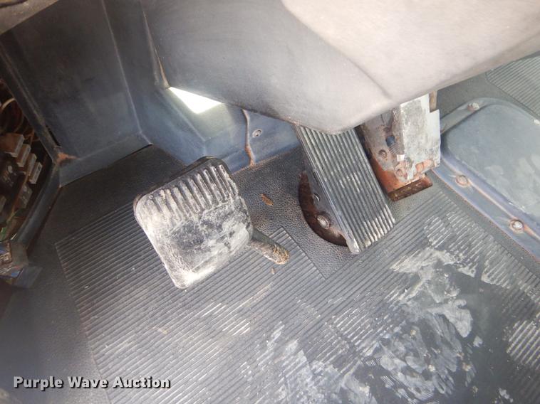 image for item EW9731 1999 Peterbilt 330 roll-off container truck