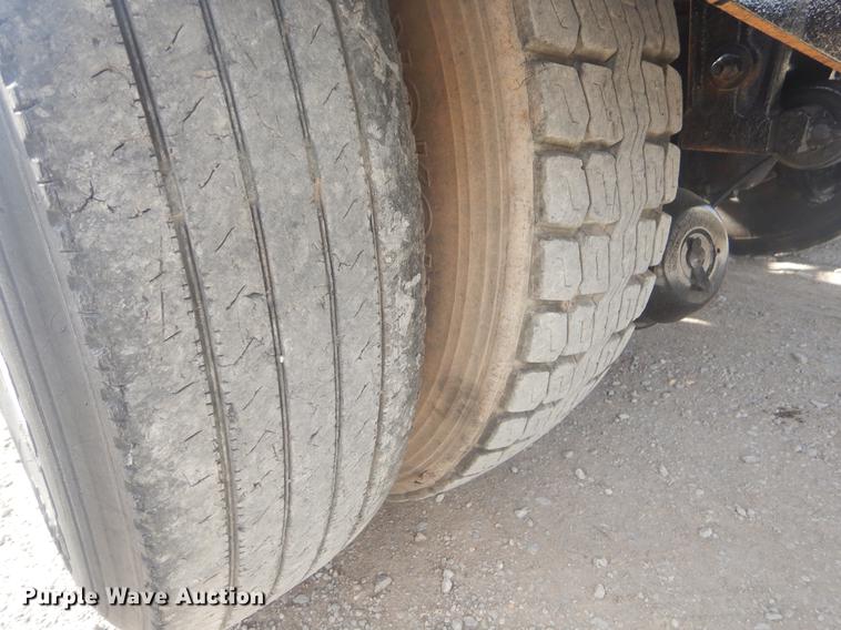 image for item EW9731 1999 Peterbilt 330 roll-off container truck