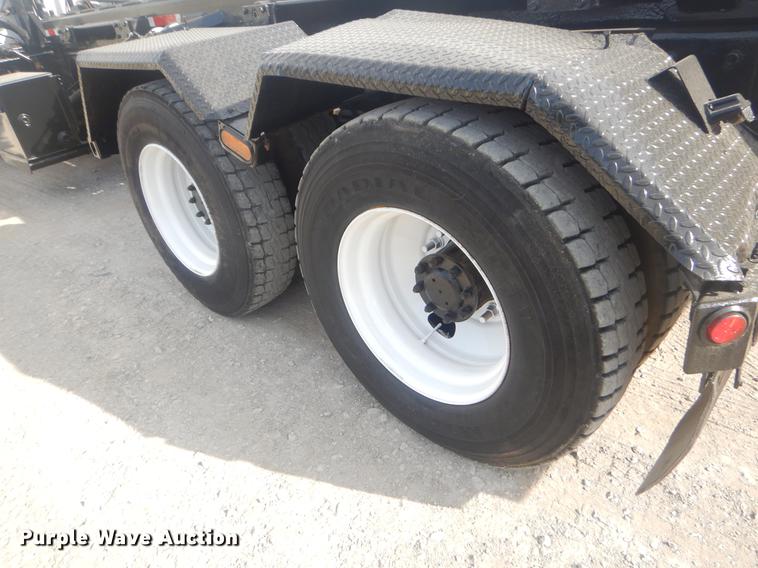 image for item EW9731 1999 Peterbilt 330 roll-off container truck