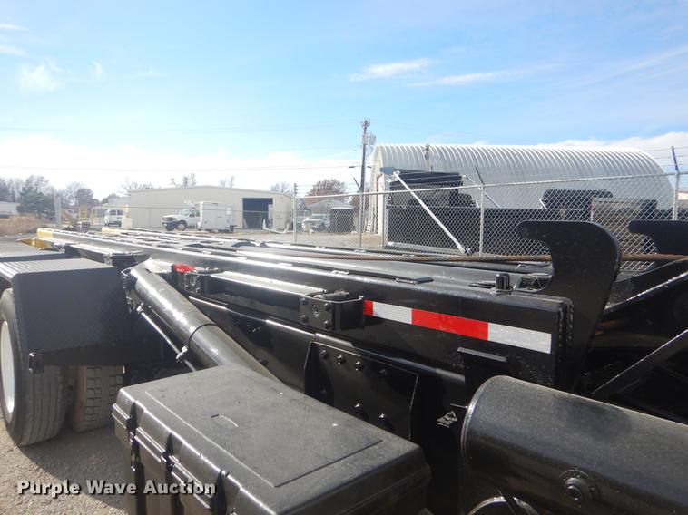 image for item EW9731 1999 Peterbilt 330 roll-off container truck