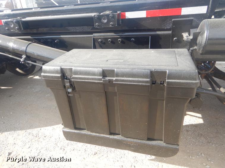 image for item EW9731 1999 Peterbilt 330 roll-off container truck