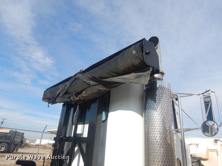 image for item EW9731 1999 Peterbilt 330 roll-off container truck