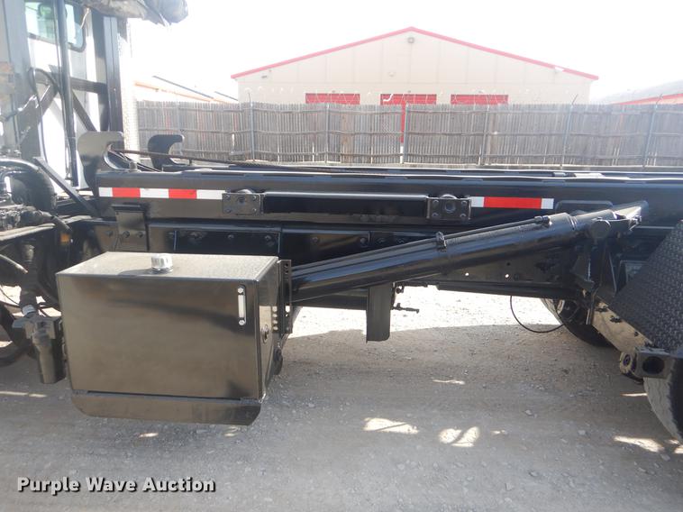 image for item EW9731 1999 Peterbilt 330 roll-off container truck