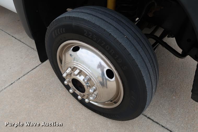 image for item FE9540 2011 Ford F550 Crew Cab flatbed truck