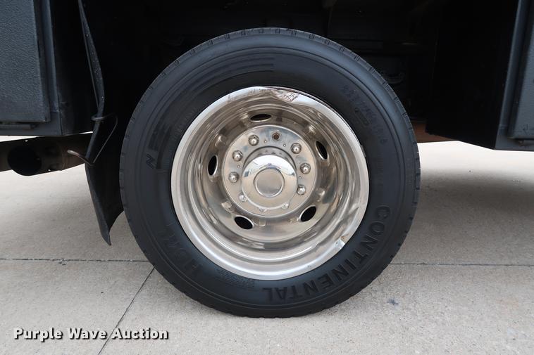 image for item FE9540 2011 Ford F550 Crew Cab flatbed truck