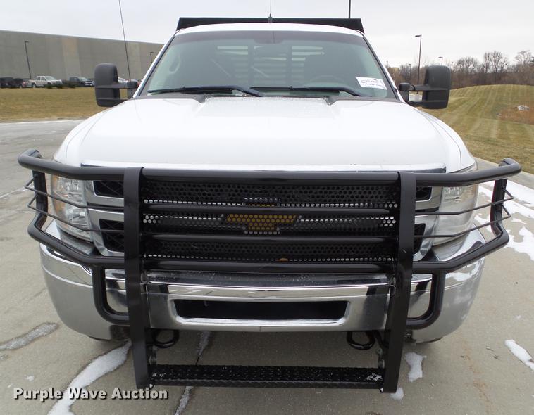 image for item L5729 2012 Chevrolet Silverado 2500HD flatbed pickup truck