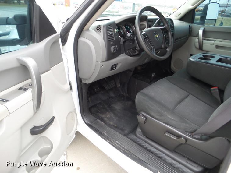 image for item L5729 2012 Chevrolet Silverado 2500HD flatbed pickup truck