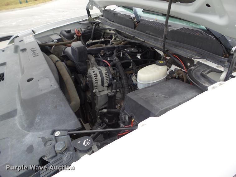 image for item L5729 2012 Chevrolet Silverado 2500HD flatbed pickup truck