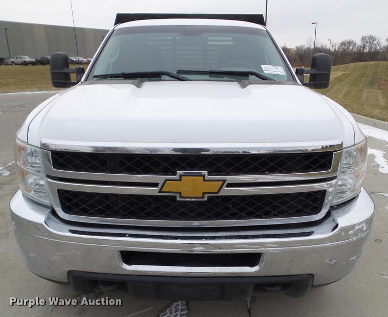 image for item L5730 2013 Chevrolet Silverado 2500HD flatbed pickup truck