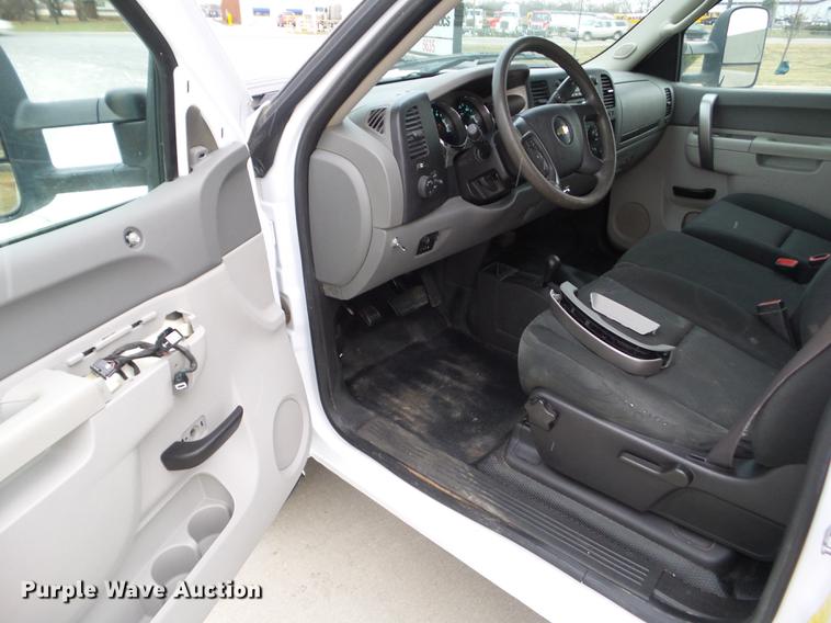 image for item L5730 2013 Chevrolet Silverado 2500HD flatbed pickup truck