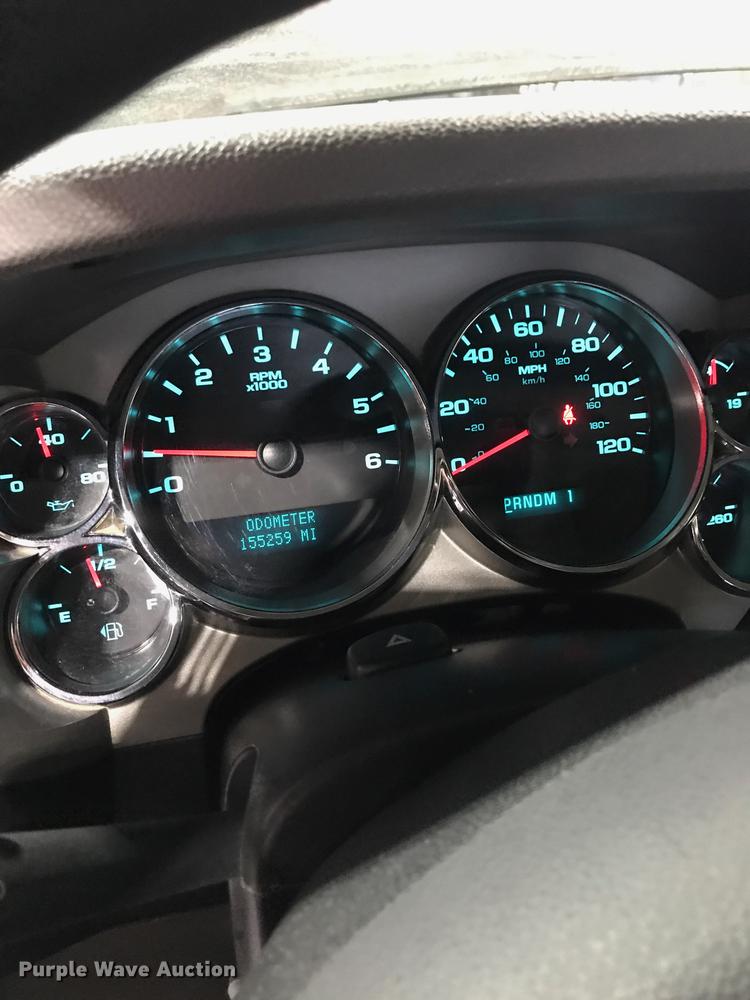 image for item L5730 2013 Chevrolet Silverado 2500HD flatbed pickup truck