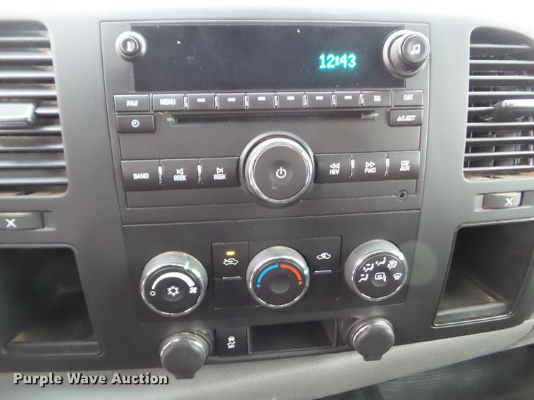 image for item L5730 2013 Chevrolet Silverado 2500HD flatbed pickup truck