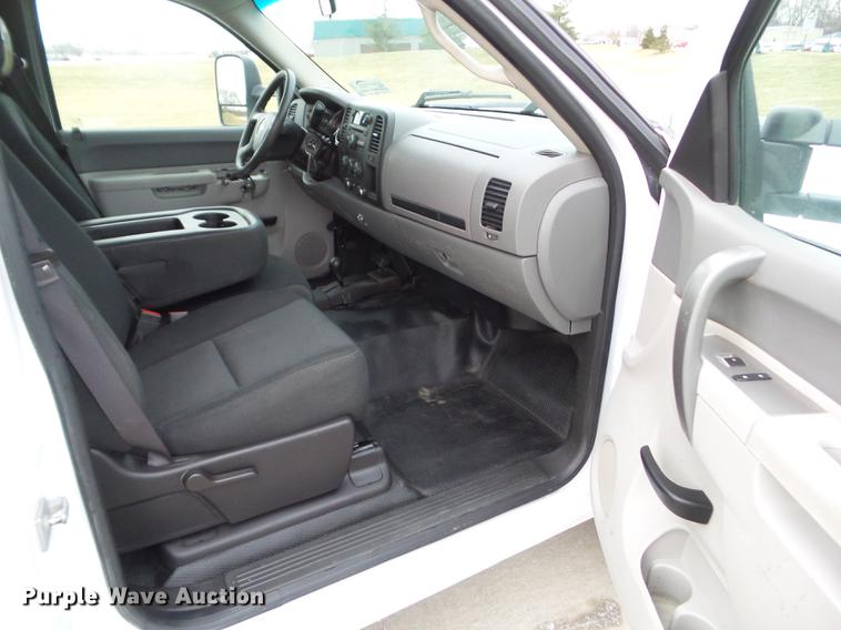 image for item L5730 2013 Chevrolet Silverado 2500HD flatbed pickup truck