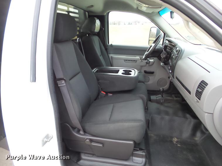 image for item L5730 2013 Chevrolet Silverado 2500HD flatbed pickup truck