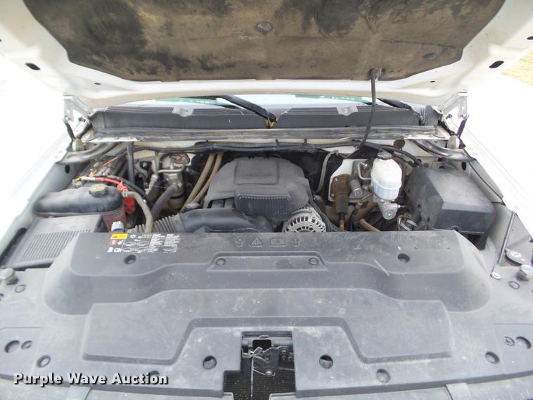 image for item L5730 2013 Chevrolet Silverado 2500HD flatbed pickup truck