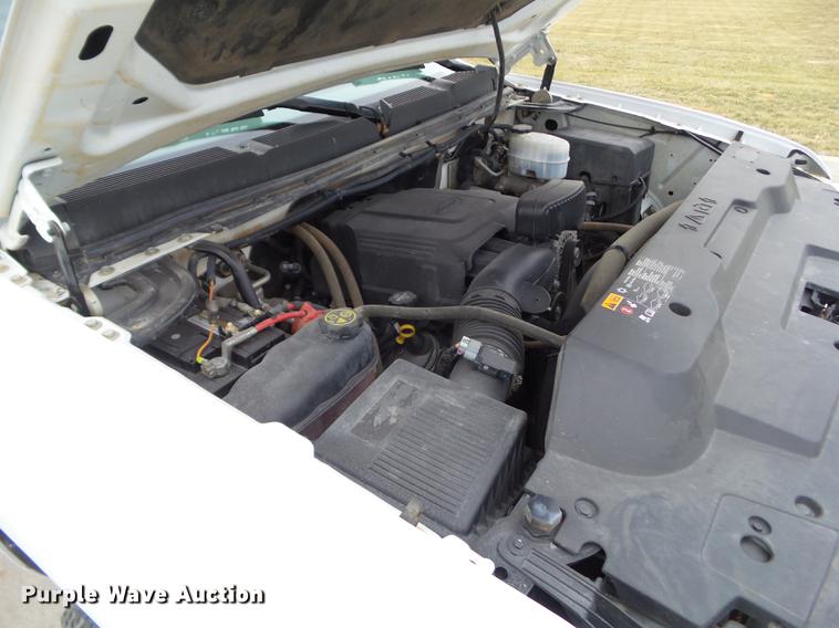 image for item L5730 2013 Chevrolet Silverado 2500HD flatbed pickup truck