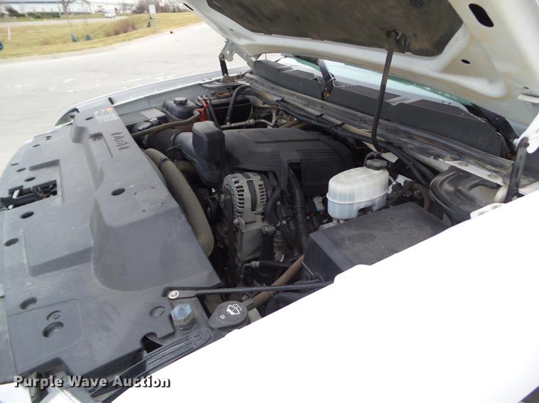 image for item L5730 2013 Chevrolet Silverado 2500HD flatbed pickup truck