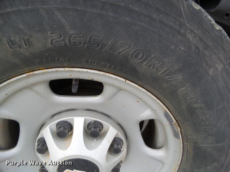 image for item L5730 2013 Chevrolet Silverado 2500HD flatbed pickup truck