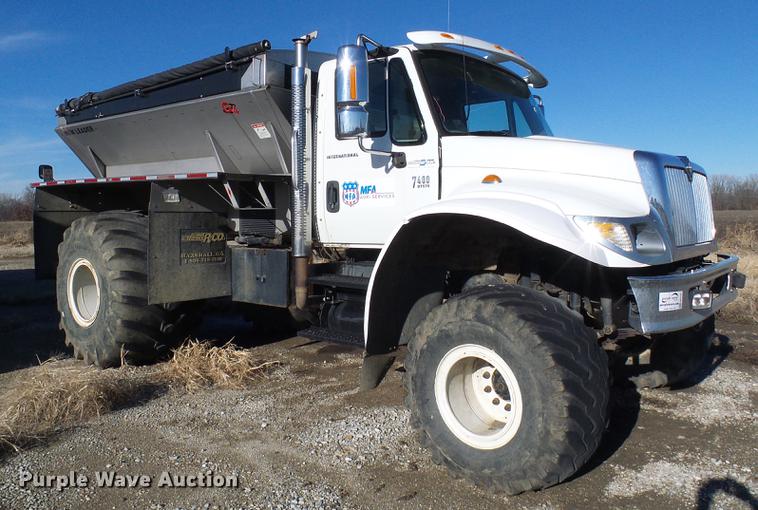 image for item DB2135 2007 International 7400 applicator truck