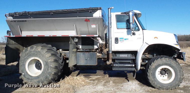 image for item DB2135 2007 International 7400 applicator truck