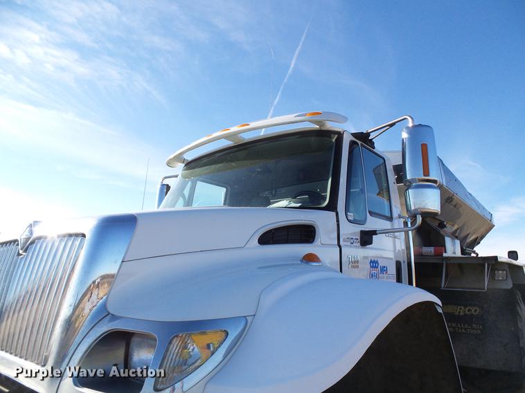 image for item DB2135 2007 International 7400 applicator truck